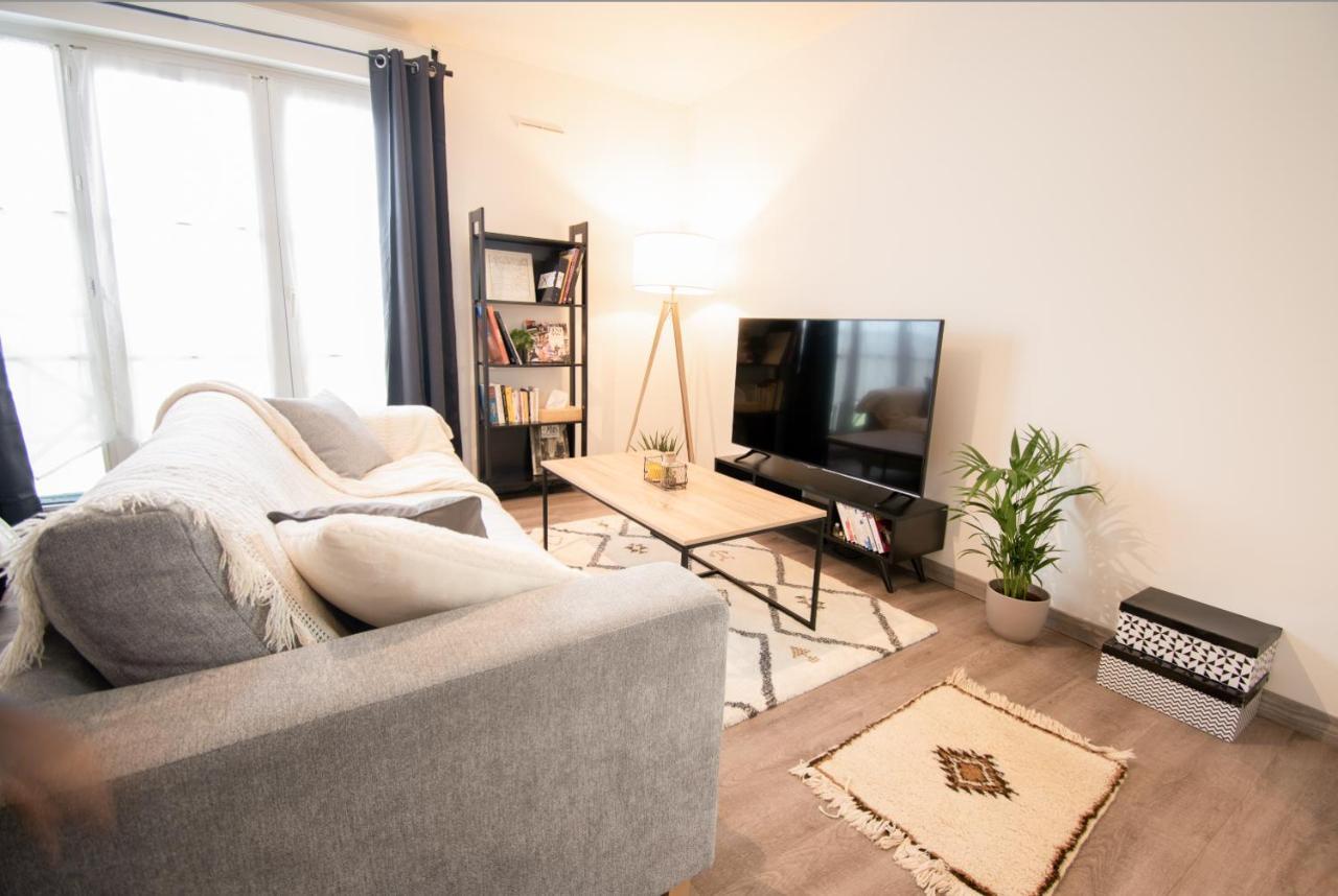 Joli Studio Tout Confort A 2 Pas De La Gare 프와시 외부 사진